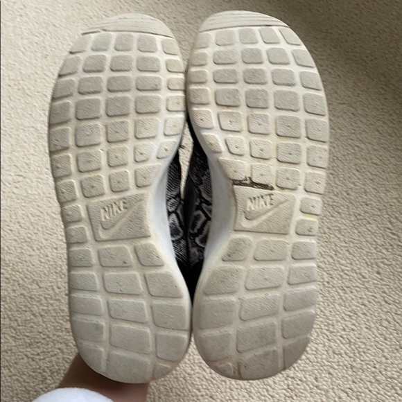 Nike roche patterned runners - Picture 5 of 5